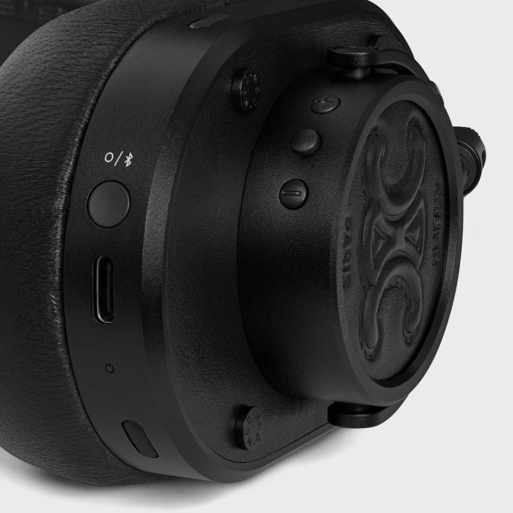 CELINE Black Headphones in Smooth Calfskin & Lambskin With Triomphe Embossed R0ZNN1664